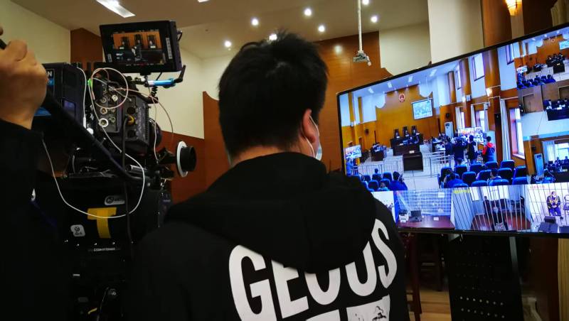 AI生成VS人工创意——莱阳市广告片拍摄公司的技术浪漫主义实践